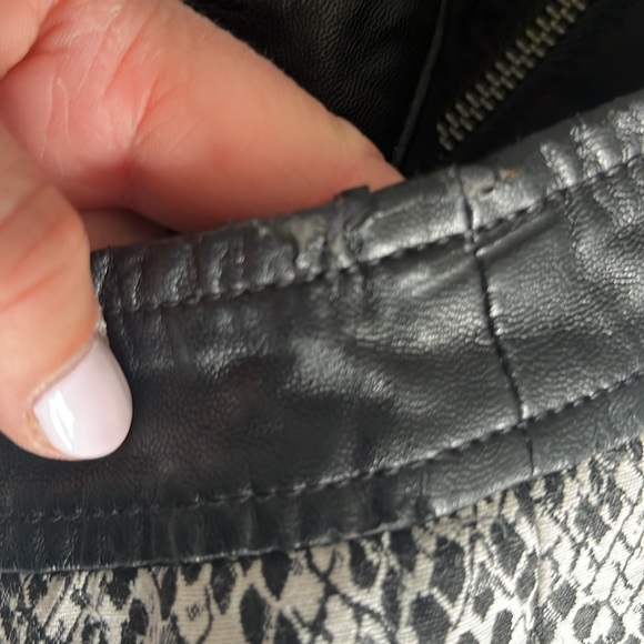 Guess pencil skirt snake print size 2 item 08-11 - Picture 9 of 10